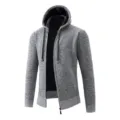 Vista dettagliata del cardigan con cappuccio in maglia grigia da uomo con zip e calda fodera. - Taglia M / Top / Grigio chiaro