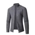 Vue detaillee du cardigan zippe gris fonce pour homme, col montant et texture en maille. - M / Hauts / Gris foncé