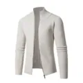 Détail cardigan zippé homme, col montant, maille côtelée unie, coupe élégante. - M / Hauts / Blanc
