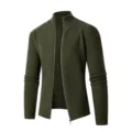 Vue détaillée du cardigan tricoté vert foncé pour homme avec fermeture éclair et texture côtelée. - M / Hauts / Vert Militaire