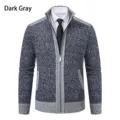 Détail de gilet en tricot pour homme gris foncé avec col montant et fermeture éclair. - M / Hauts / Gris foncé
