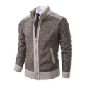 Détails du gilet zippé col montant homme, en maille chinée marron avec bordure beige. - M / Hauts / Café