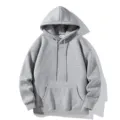 Vue détaillée montrant le sweat à capuche gris avec son cordon et sa poche kangourou. - M / Hauts / Gris clair