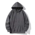 Gros plan du sweat à capuche gris foncé uni, avec cordons de serrage ajustables et poche avant. - M / Hauts / Gris foncé