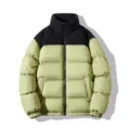 Vue détaillée de la veste d'hiver rembourrée et color-block avec col montant. - S / Hauts / Vert