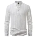 Nahaufnahme des weißen Herren Langarm-Hemdes mit Schnürung V-Ausschnitt und Jacquard - S / Oberteile / Weiß