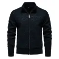 Detailopname van heren gebreid vest met ruitpatroon textuur en opstaande kraag. - M / Tops / Marineblauw