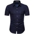 Herren lässiges Kurzarm-Hemd mit Knöpfen und einem blau-weißen Polka-Dot-Druck im Detail. - Dunkelblau Gepunktet (DC10)