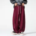 Detalle de pantalón ancho informal, estilo vintage burdeos baggy para hombres. - M / Burdeos