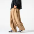 Vista detallada de los pantalones casuales anchos de color caqui para hombre, streetwear. - M / Caqui