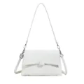 Bolso de hombro cruzado blanco para mujer con elegante patrón grabado y detalles metálicos. - Blanco