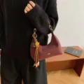Chic bolso de hombro de ante para mujer, elegante bolso hobo con colgante de flecos. - Con Colgante / Burdeos