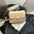 Chic bolso de hombro beige con panel trenzado, elegante bolso cruzado para mujer de uso diario. - Blanco