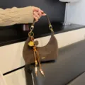 Bolso de Hombro de Ante Marrón para Mujer Bolso Chic de Commuter con Colgante de Borla - Con Colgante / Café