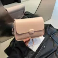 Bolso de hombro rosa claro elegante con detalle acolchado texturizado y cierre de solapa. - Rosa