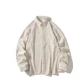 Primer plano de la textura del tejido de pana beige y el cierre de botones en la camisa. - M / Tops / Blanco Roto