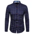 Vista dettagliata della camicia a maniche lunghe a quadri blu scuro da uomo con colletto. - Blu navy