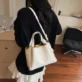 Bolso tipo cubo de piel sintética blanca para mujer, elegante bolso cruzado de hombro con asa. - Blanco Roto
