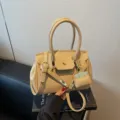 Elegante bolso de mano de cuero para mujer bolso de hombro bandolera con asa y cierre. - Con Colgante / Caqui
