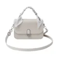 Elegante bolso bandolera de mujer en color liso con pañuelo chic en el asa y cierre. - Blanco Roto