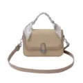Bolso cruzado tejido para mujer, bolso de hombro informal caqui con elegante bufanda en el asa. - Caqui