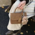 Bolso de mano retro marrón bolso pequeño con llavero de perrito de peluche otoño invierno - Con Colgante / Marrón