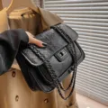 Bolso cruzado negro acolchado con cadena para mujer, elegante bolso de hombro con cierre de giro. - Negro