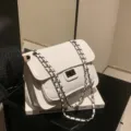 Elegante bolso de hombro acolchado blanco para mujer, bolso cruzado elegante con cadena. - Blanco