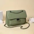 Bolso bandolera acolchado verde para mujer, elegante patrón de chevrón con correa de cadena. - Verde
