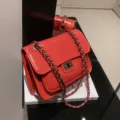 Bolso de hombro acolchado rojo, elegante bolso cruzado de charol para moda de mujer. - Rojo