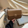 Bolso de hombro marrón elegante bolso compacto mujer diario casual elegante accesorio de moda. - Marrón