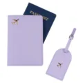 Vista dettagliata della custodia per passaporto in PU viola chiaro con aereo dorato. - Viola chiaro