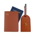 Braunes Leder Reisepasshülle und Kofferanhänger Reise-Set mit goldenem Flugzeug-Dekor. - Hellbraun