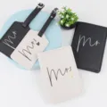 Set porta passaporto ed etichetta valigia di coppia in pelle PU saffiano con scritta mr e mrs. - Set da 4 Pezzi Portapassaporto e Etichetta Bagaglio Nero Bianco