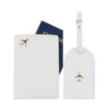 Set di copripassaporto ed etichetta valigia in pelle bianca con aeroplano dorato - Bianco
