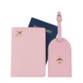 Set copripassaporto ed etichetta per bagaglio in pelle rosa con ciondolo aereo - Rosa