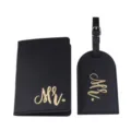 Set van zwarte lederen paspoorthoes en bagagelabel met gouden MR letters voor reizen. - Zwart