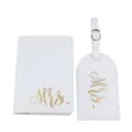 Wit lederen paspoorthoesje en bagagelabel set met elegante gouden tekst voor reisaccessoires onderweg. - Wit