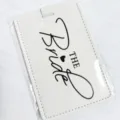 Witte PU lederen bagagelabel met zwarte The Bride opdruk, elegante reiskoffer accessoire. - Wit