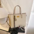 Bolso tote tejido beige para mujer, bolso de hombro grande para oficina con dijes elegantes. - Caqui