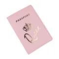 Portapasaportes rosa de piel PU con corona dorada y estampado queen para tus viajes. - Rosa