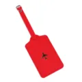 Étiquette de bagage de voyage en cuir rouge avec breloque avion dorée et boucle métallique. - Rouge