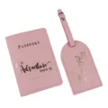 Set porta passaporto e etichetta per bagaglio in pelle PU rosa con citazione dorata. - Rosa