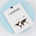 Witte PU lederen paspoorthoes met wereldkaart en vliegtuig patroon in goudfolie. - Wit