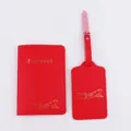 Set copripassaporto e etichetta bagaglio in pelle PU rossa con aereo dorato accessorio. - Rosso