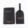 Set porta passaporto ed etichetta per valigia in pelle PU nera con elegante motivo aereo - Nero