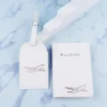 Set porta passaporto ed etichetta valigia in pelle PU bianca con design aereo dorato. - Bianco