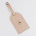 Etichetta per bagaglio in pelle con aereo dorato, variante beige. Ideale per viaggi e porta carte. - Kaki