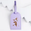 Etichetta per valigia in ecopelle viola con stampa mappa del mondo dorata e cinturino. - Viola chiaro