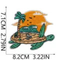 Nahaufnahme des tropischen Schildkröten-Bestickungsaufnähers mit Palmen- und Meereswellen-Design. - Insel Schildkröte Stil (W26KLT-17-02)